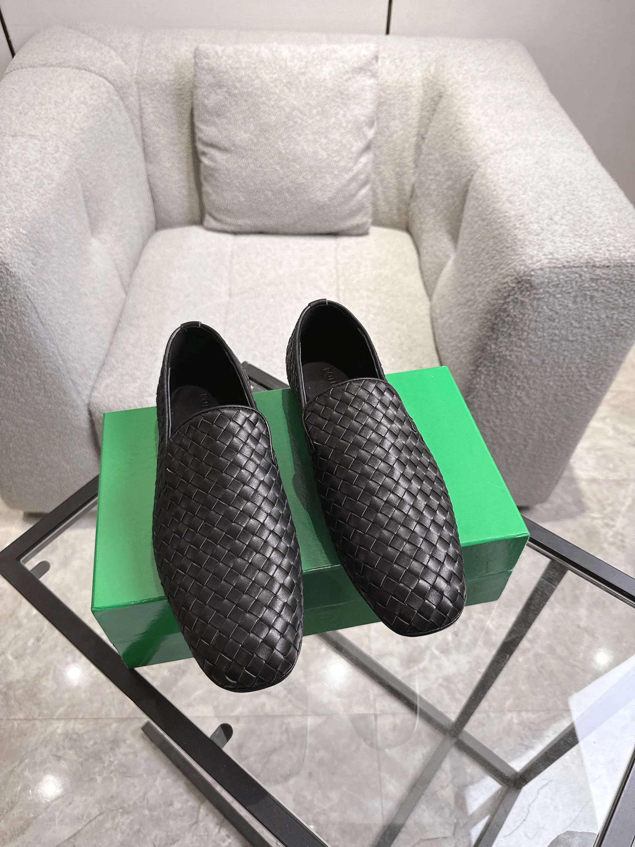 [BV] Top P: 760💰Size for couples: 35-44 (40.41 for women, 38 for men, 45.46.47, custom-made, non-returnable) Bottega Veneta 2025 autumn counter synchronized genuine leather outsole classic woven beanie shoes for couples, Bottega Veneta square-toe flat shoes, imported mixed sheepskin, imported sheep! Leather outsole! [Rose][Rose]! Purely hand-woven and operated, the original board is reproduced one-to-one! quality assurance!